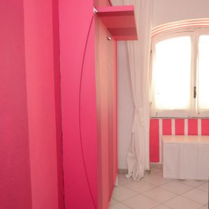 letto a scomparsa decorato tono su tono della parete