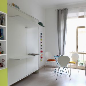 immagine del letto a parete chiuso inserito nell'ambiente multifunzione