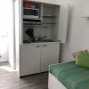 Cucina armadio monoblocco a scomparsa con ante aperte