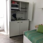 Cucina armadio monoblocco a scomparsa con ante aperte