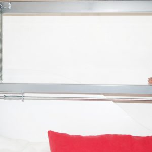 tre ganci di apertura installati sul divano letto a castello