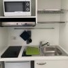 Dettaglio Cucina monoblocco aperta con ante a battente in colore bianco