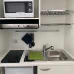 Dettaglio Cucina monoblocco aperta con ante a battente in colore bianco