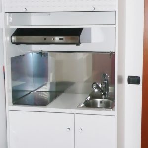 cucina armadio larga 94 centimetri, vista della cucina aperta