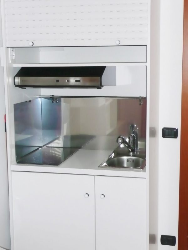 cucina armadio larga 94 centimetri, vista della cucina aperta