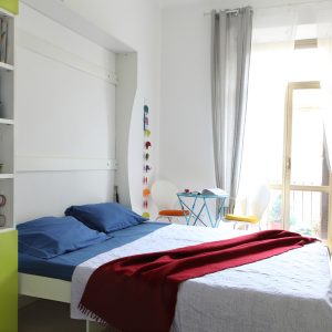 letto matrimoniale salvaspazio a parete, vista del letto aperto nell'ambiente multifunzione