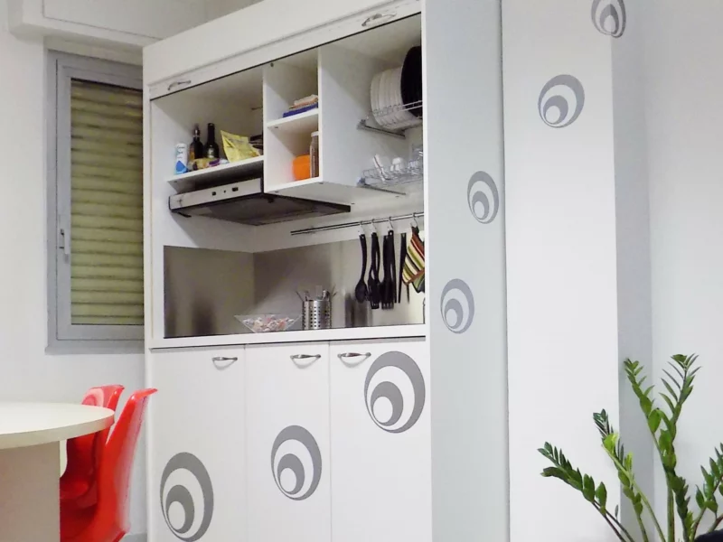 la cucina a scomparsa in armadio da 154 cm, qui vista aperta