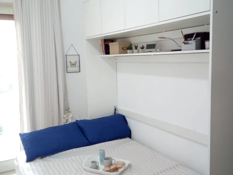 Letto salvaspazio aperto con pensili