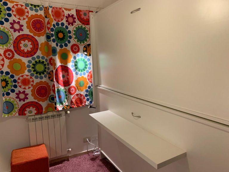 Letto a scomparsa chiuso, sembra un armadio