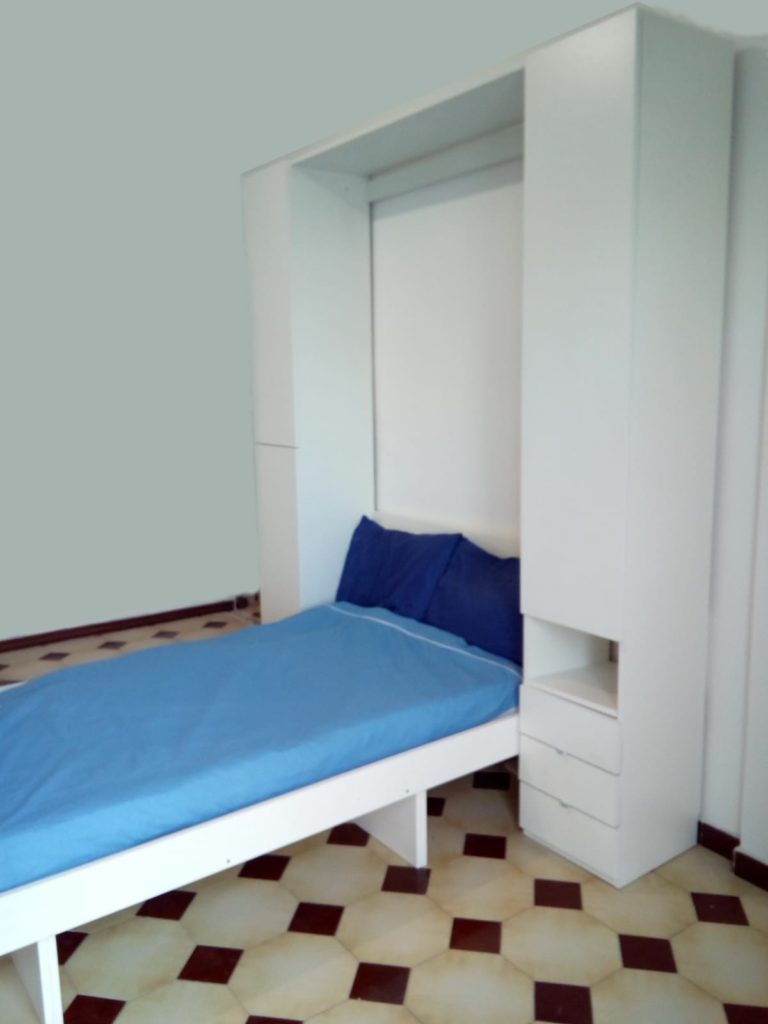 Letto a scomparsa in camera d albergo