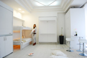 Ragazza che apre letto a scomparsa per il soggiorno, modello 852