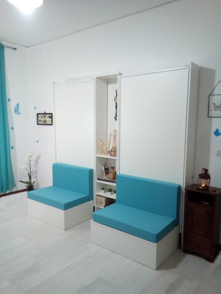 Letto a scomparsa montato in un monolocale