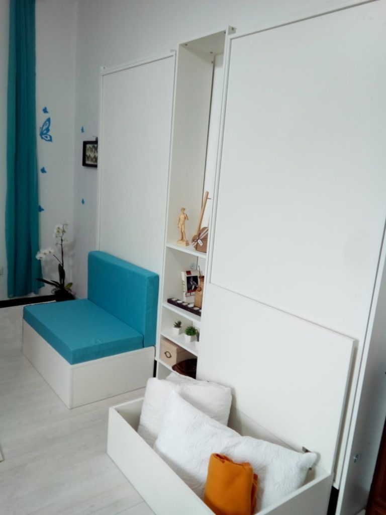 Letto a scomparsa richiuso nel mobile