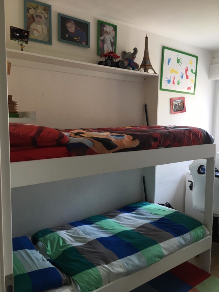 Letto a scomparsa su misura montato in camera