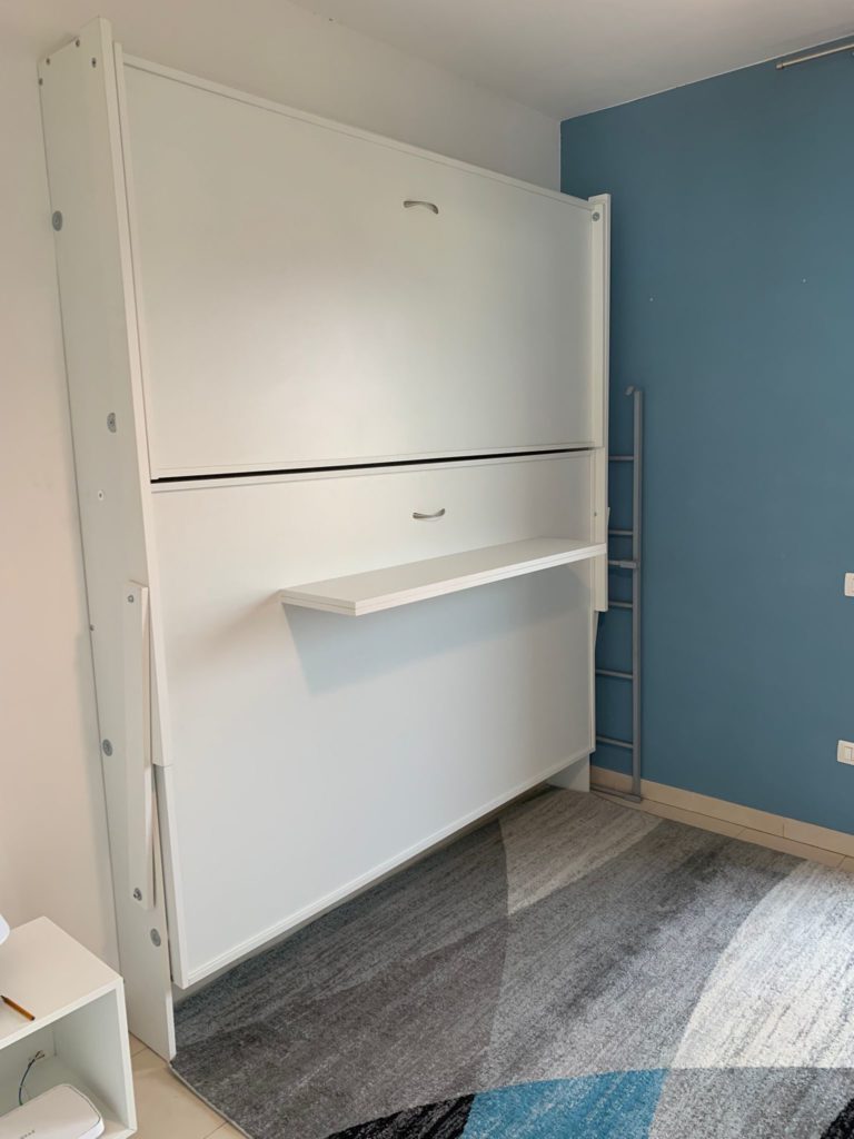 Letto a scomparsa matrimoniale aperto